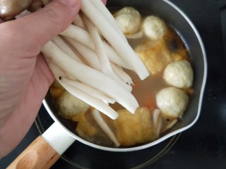 8、香辣咖喱火锅,放蟹味菇