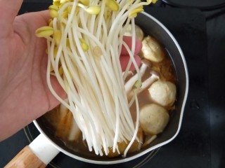 9、香辣咖喱火锅,还有豆芽