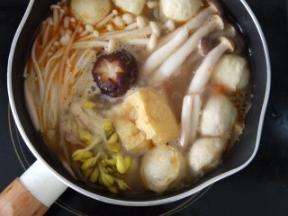 11、香辣咖喱火锅,煮到所有食材熟透，最后放少许盐调味即可。（喜欢吃辣椒的可以放一勺辣椒油，特别好吃。）