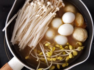 10、香辣咖喱火锅,最后放入金针菇和鹌鹑蛋。