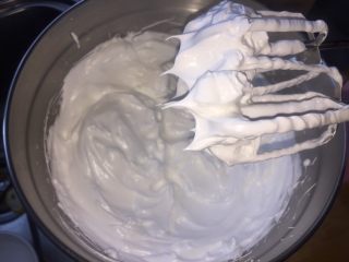 6、一口肉松小贝+#美食拔草大作战#,细砂糖分三次加入蛋清打发至干性发泡,呈小直立尖勾状态。