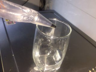 9、一口肉松小贝+#美食拔草大作战#,裱花袋剪一个小口,放进裱花袋。