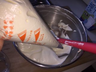 10、一口肉松小贝+#美食拔草大作战#,面糊装进裱花袋。