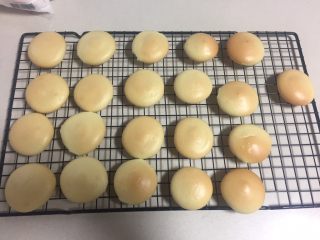 14、一口肉松小贝+#美食拔草大作战#,不烫手了就把小贝从油纸上拿下来放在晾网架上继续散热。