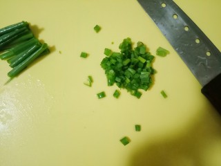 5、红烧金鲳鱼,剩下的葱切成葱花