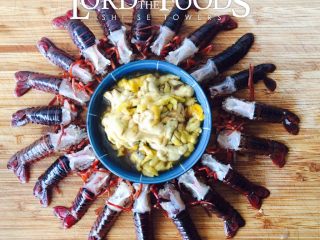 1、红烧小龙虾,这是洗净的小龙虾，已经去头，去腮，留头里的黄，抽筋了。保证干干净净，下面就一步步教你如何洗，如何烧。留黄的目的，就是让小龙虾更入味，更鲜。