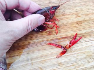 3、红烧小龙虾,接下来，把钳拗下来，留着一起烧。