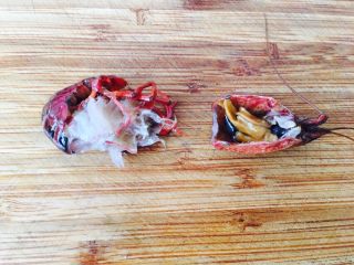 4、红烧小龙虾,去头，就会看到头部的虾黄。