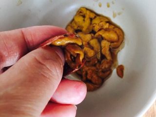 5、红烧小龙虾,用大拇指，从后面轻轻往前推，虾黄就完整的落到碗里。