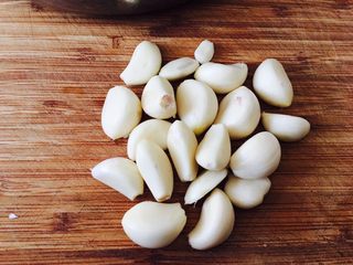 10、红烧小龙虾,准备大蒜，多点，当小龙虾里一起烧，很好吃，糯糯的。