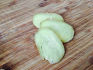 12、红烧小龙虾,生姜切片。