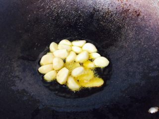 14、红烧小龙虾,放入大蒜和生姜，煸炒一下，让其香味出来。