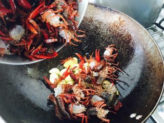 15、红烧小龙虾,倒入洗净的小龙虾。