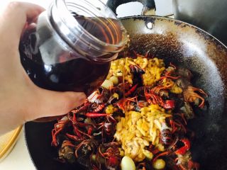 17、红烧小龙虾,倒入黄酒，适量。