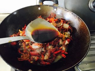 18、红烧小龙虾,倒入两勺生抽，我用的海天的。