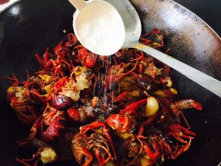 19、红烧小龙虾,一勺糖。