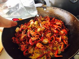 20、红烧小龙虾,一杯水