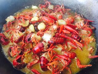 21、红烧小龙虾,水快沫过小龙虾。加入8克盐，小龙虾的汤汁稍为要咸点，会使虾肉更入味。盖盖开始大火煮。水开后，中火煮20分钟。最后快好时，开大火收汁。