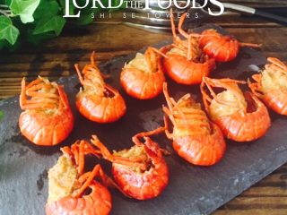 23、红烧小龙虾,美厨娘都喜欢让自己的美食，变得美美的，拍照。