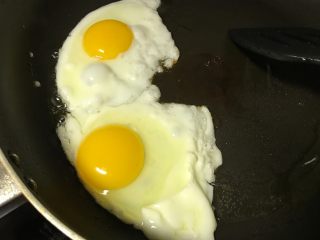 1、爱心早餐三明治,先做好准备工作：煎好鸡蛋。