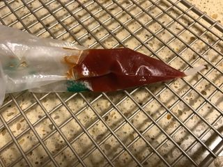 3、爱心早餐三明治,番茄酱挤入裱花袋，剪出小口备用。