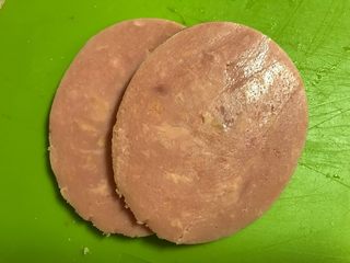 4、爱心早餐三明治,火腿切片。