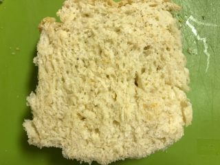 8、爱心早餐三明治, 盖上另一片吐司。