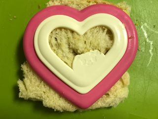 9、爱心早餐三明治,用模具压出心形。