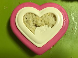 10、爱心早餐三明治,去掉多余部分。