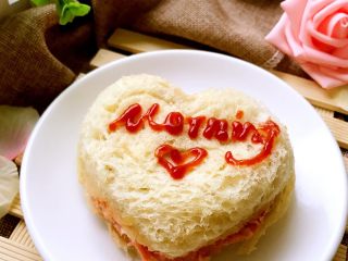 11、爱心早餐三明治,在上面用番茄酱随意写字画画。