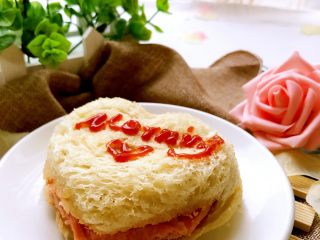 12、爱心早餐三明治,充满爱的一顿快手早餐好了。
