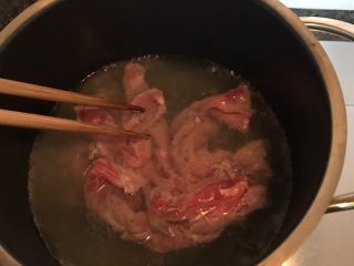 11、香菇肥牛饭,肥牛焯水（放入沸水中变色就捞出，不要焯老了）