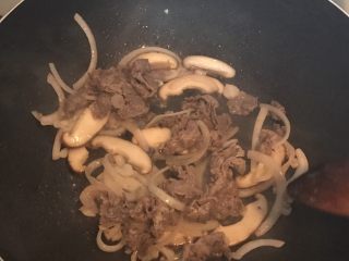 13、香菇肥牛饭,倒入焯过水的肥牛