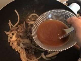 14、香菇肥牛饭,加入调好的酱汁