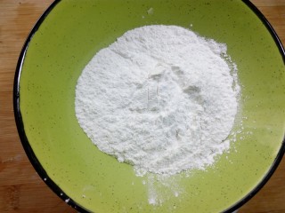 1、#欢度元宵#雨花石汤圆,糯米粉买的是瘦的水磨糯米粉，糯米粉的品牌不同，吸水率不同，和面时适当调节用水量。水一定要一点一点的加，觉得可以揉成团了就可以停止加水。