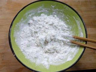 2、#欢度元宵#雨花石汤圆,把热水倒进面粉里，这样和出来的面会比较柔软，在搓、包的时候不容易散开。