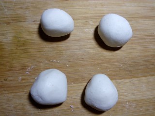 4、#欢度元宵#雨花石汤圆,分成四份。