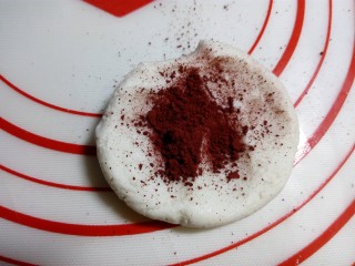 5、#欢度元宵#雨花石汤圆,取一份放少许红曲粉。