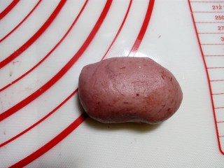 6、#欢度元宵#雨花石汤圆,揉搓至均匀。