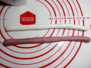 7、#欢度元宵#雨花石汤圆,把红曲面团和一份白面团搓成长条。