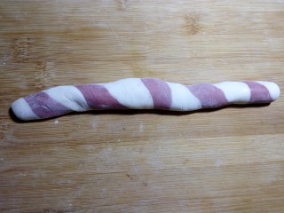 9、#欢度元宵#雨花石汤圆,再搓成一根长条。想要颜色更丰富一些，可以再对折再搓一次。