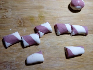 10、#欢度元宵#雨花石汤圆,把长条用刀切小块。