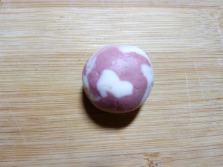 13、#欢度元宵#雨花石汤圆,面团放手上，用虎口位置把面皮往上推，把馅包好后搓圆。