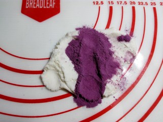 14、#欢度元宵#雨花石汤圆,另取一小块面团，放上少许紫薯粉。