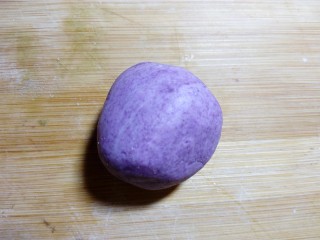 15、#欢度元宵#雨花石汤圆,混合均匀成紫薯面团。
