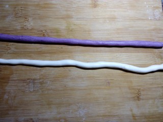 16、#欢度元宵#雨花石汤圆,把白面团和紫薯面团搓长，跟上面的红曲面团做法一样，依次全部包好。