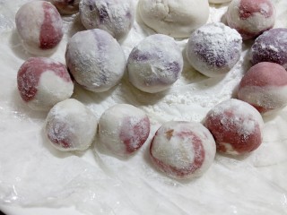 17、#欢度元宵#雨花石汤圆,包好的汤圆一定要独立放。撒上一些粉，防止粘黏在一起，可以放入冰箱冷冻，吃的时候拿出来就可以下。