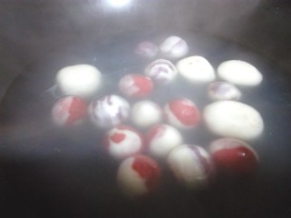 18、#欢度元宵#雨花石汤圆,烧开一锅水，把汤圆下入锅里。烧开后改小火煮。