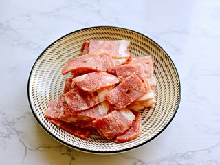 1、青椒炒培根,培根切小片