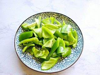 2、青椒炒培根,辣椒斜切块